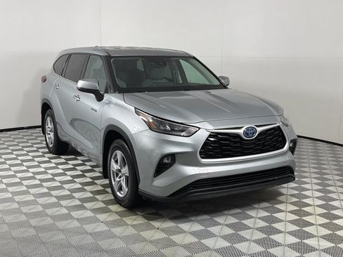Used 2020 Toyota Highlander LE AWD/4WD image 3