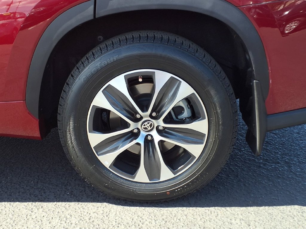 Certified 2021 Toyota Highlander XLE AWD/4WD image 6