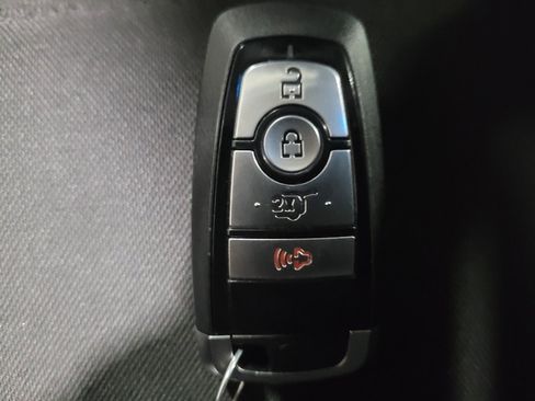Used 2022 Ford Explorer XLT AWD/4WD image 32