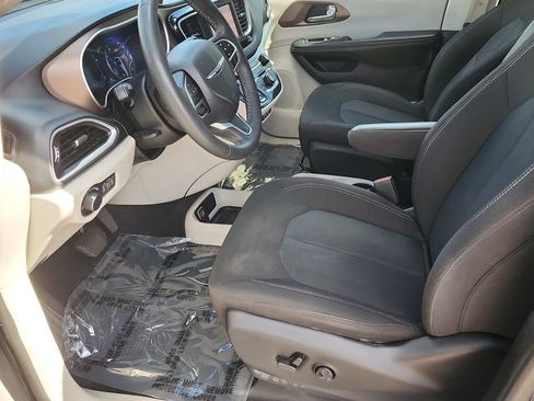 Used 2022 Chrysler Voyager LX image 7