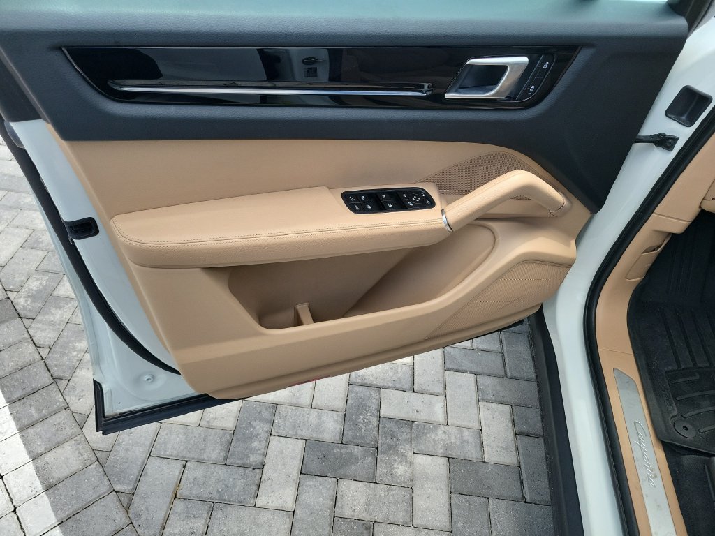 Used 2022 Porsche Cayenne AWD/4WD image 23