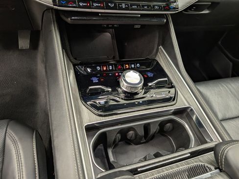 Used 2023 Jeep Wagoneer Series III w/ Preferred Equipment Group image 24