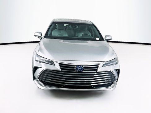 Used 2019 Toyota Avalon Limited image 2