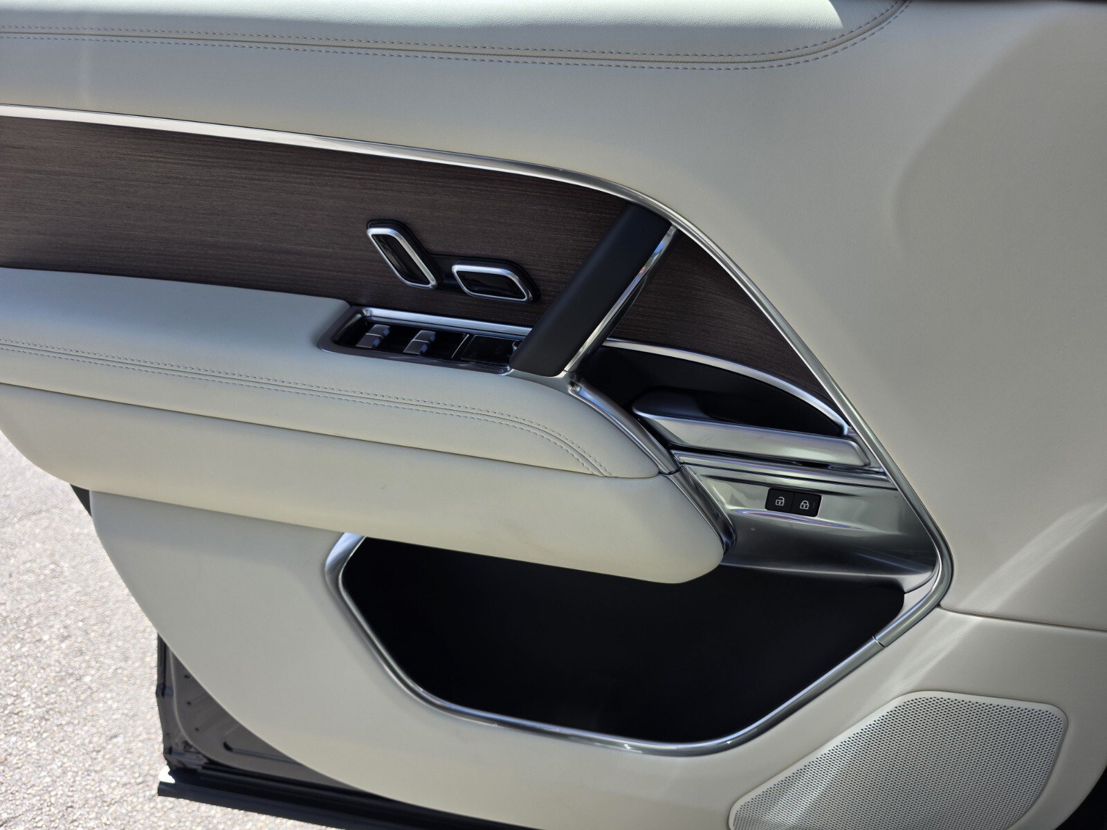 New 2026 Land Rover Range Rover SE AWD/4WD image 17