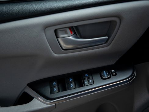 Used 2017 Toyota Camry SE image 37