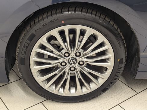 Used 2019 Toyota Avalon Limited image 9