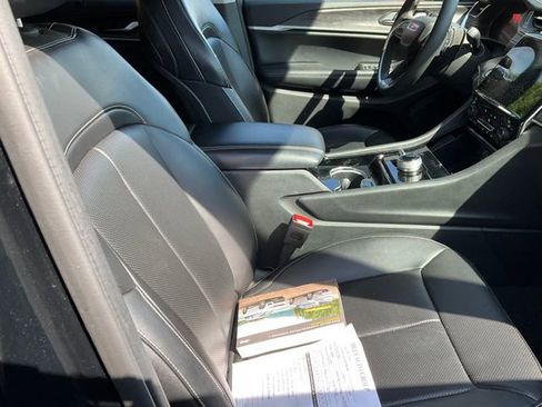 Used 2023 Jeep Grand Cherokee Limited w/ Luxury Tech Group II image 9