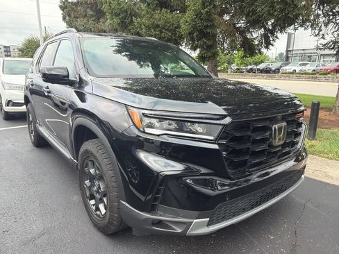 Used 2025 Honda Pilot TrailSport image 4