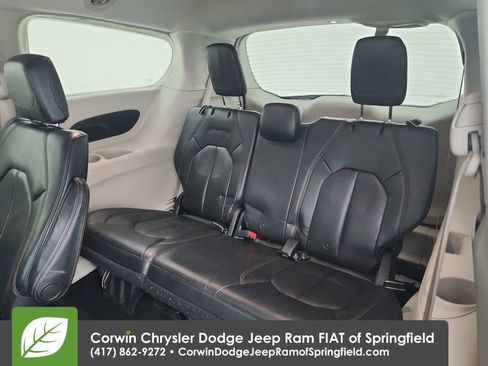 Used 2017 Chrysler Pacifica Touring-L image 32