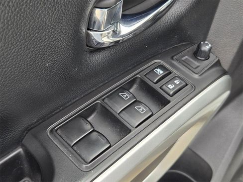 Used 2017 Nissan Titan SV image 12