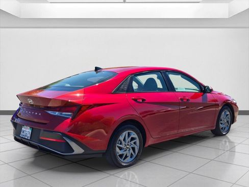 Used 2024 Hyundai Elantra SEL FWD image 5