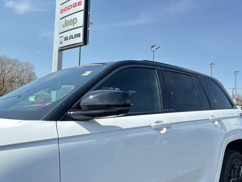 New 2026 Jeep Grand Cherokee Summit image 19