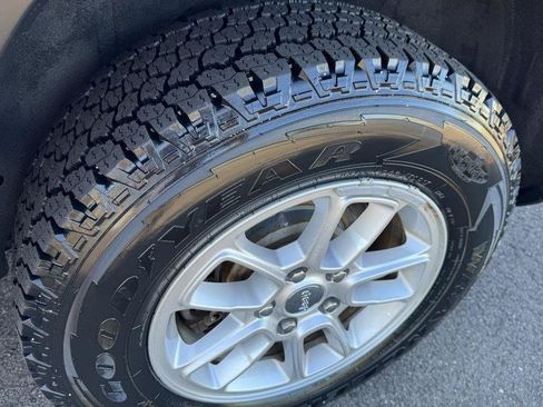 Used 2019 Jeep Grand Cherokee Laredo AWD/4WD image 13