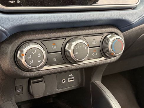 Used 2025 Nissan Versa SV FWD image 8