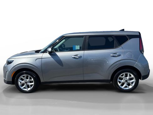 Used 2024 Kia Soul LX w/ Option Group 015 FWD image 2