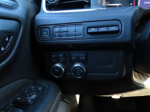 Used 2021 GMC Yukon XL Denali image 40