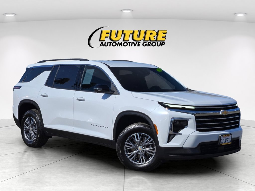 Used 2026 Chevrolet Traverse LT w/ Driver Confidence Package FWD image 1