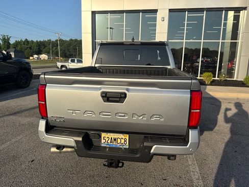 Used 2024 Toyota Tacoma SR5 w/ SR5 Upgrade Package AWD/4WD image 7