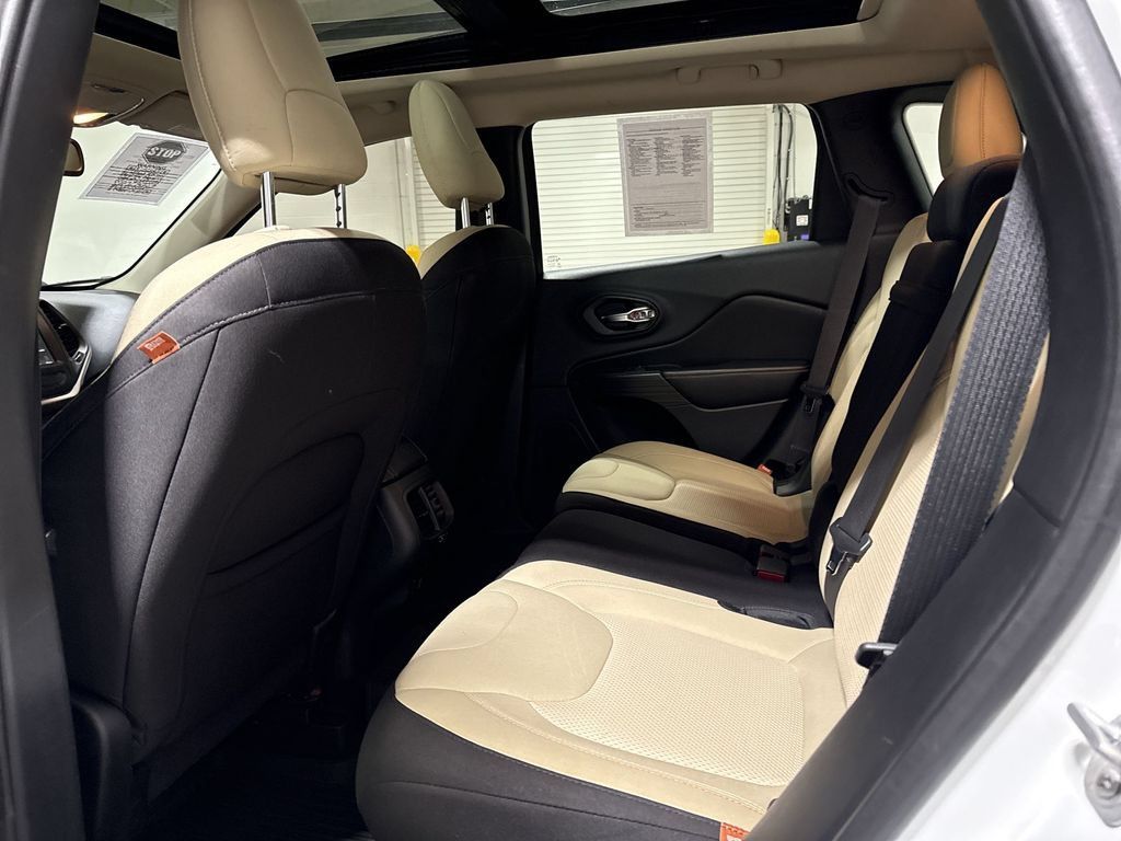 Used 2017 Jeep Cherokee Latitude w/ Comfort & Sound Group AWD/4WD image 23
