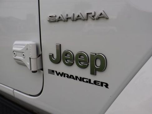 Used 2024 Jeep Wrangler Unlimited Sahara w/ Technology Group AWD/4WD image 2