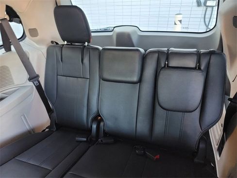 Used 2014 Chrysler Town & Country Touring image 14