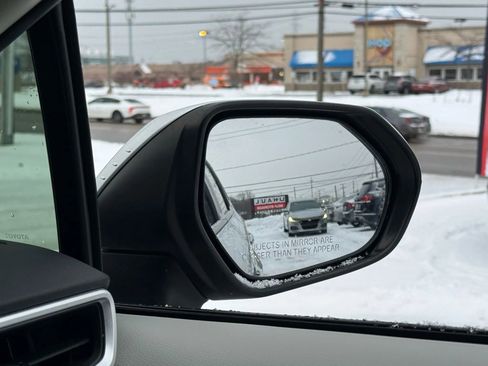 Used 2020 Toyota Corolla LE image 40