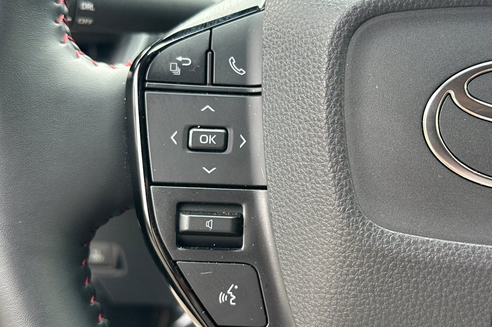 Certified 2026 Toyota Prius Plug-In Hybrid FWD image 37