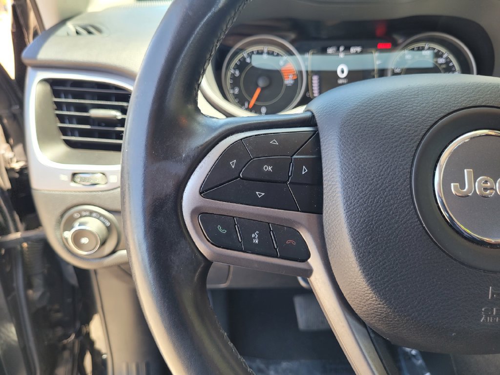 Used 2019 Jeep Cherokee Latitude Plus w/ Comfort/Convenience Group FWD image 25