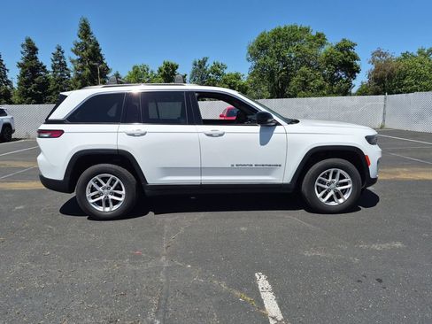 Used 2024 Jeep Grand Cherokee Laredo X AWD/4WD image 2