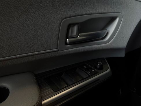 Used 2026 Toyota Sienna XLE FWD image 27