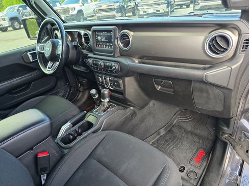 Used 2018 Jeep Wrangler Unlimited Sahara w/ LED Lighting Group AWD/4WD image 30