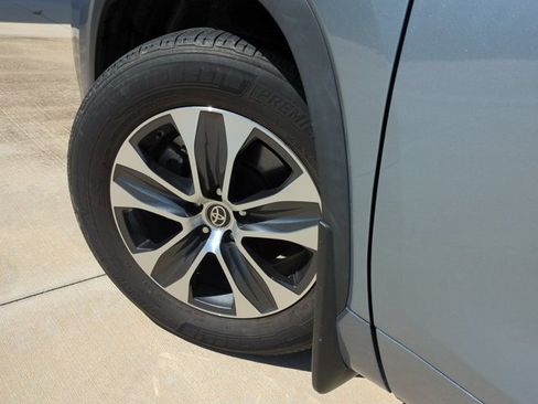 Used 2024 Toyota Highlander XLE FWD image 10