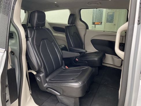 Used 2024 Chrysler Pacifica Touring-L image 17