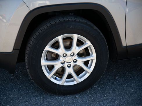 Used 2017 Jeep Cherokee Latitude w/ Cold Weather Group image 9