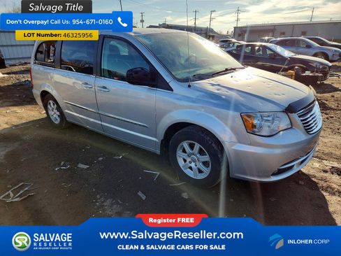 Used 2011 Chrysler Town & Country Touring image 5