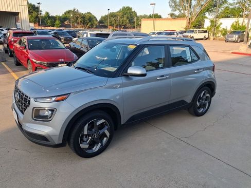 Used 2025 Hyundai Venue SEL FWD image 1