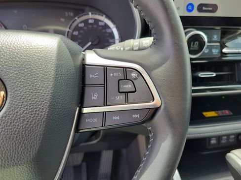 Used 2025 Toyota Highlander XLE AWD/4WD image 23