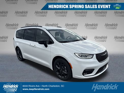 New 2026 Chrysler Pacifica Select w/ S Appearance Package image 1