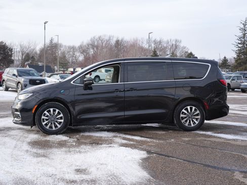 Used 2023 Chrysler Pacifica Touring-L image 7