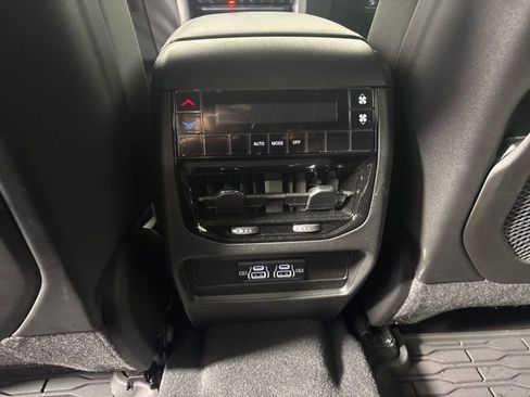 Used 2024 Jeep Grand Cherokee L Laredo image 26