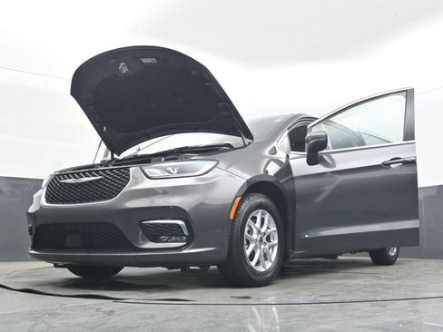 Used 2023 Chrysler Pacifica Touring-L image 42