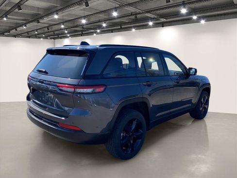 Used 2023 Jeep Grand Cherokee Altitude AWD/4WD image 7