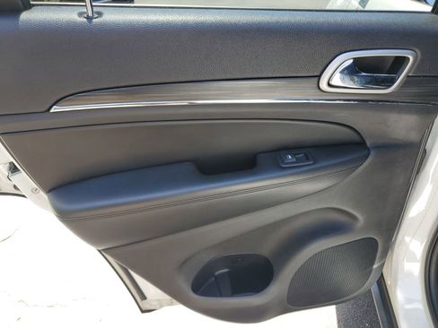 Used 2019 Jeep Grand Cherokee Limited image 12