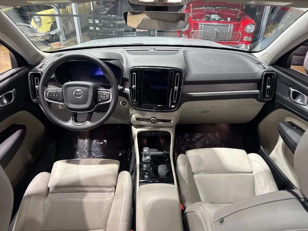 Used 2024 Volvo XC40 B5 Plus AWD/4WD image 14