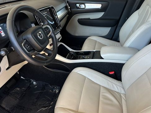 Used 2022 Volvo XC40 T5 Momentum image 9