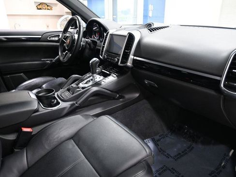 Used 2018 Porsche Cayenne Platinum Edition image 21