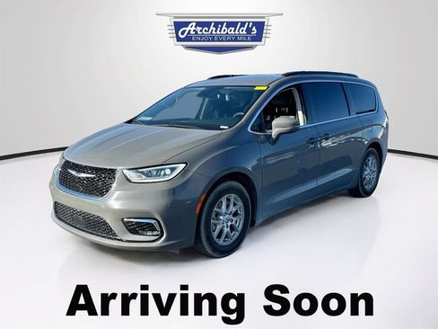 Used 2022 Chrysler Pacifica Touring-L FWD image 2