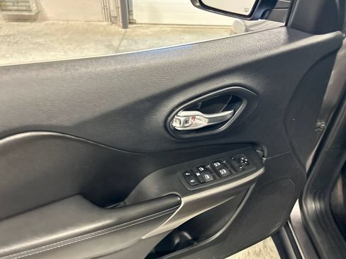 Used 2019 Jeep Cherokee Latitude Plus w/ Comfort/Convenience Group AWD/4WD image 14