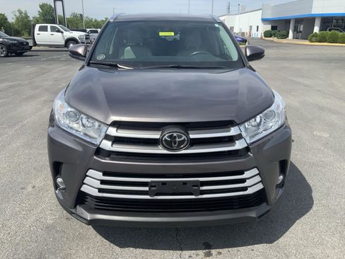 Used 2019 Toyota Highlander XLE AWD/4WD image 3