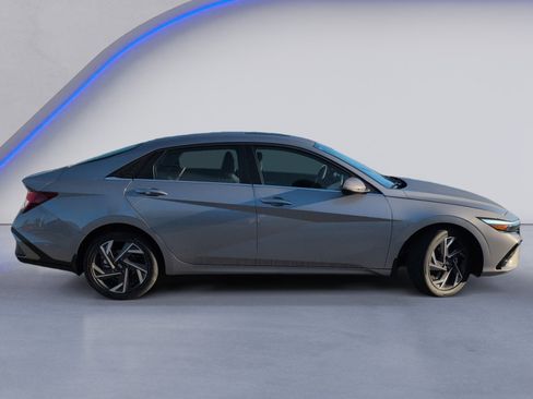 New 2025 Hyundai Elantra Limited FWD image 3